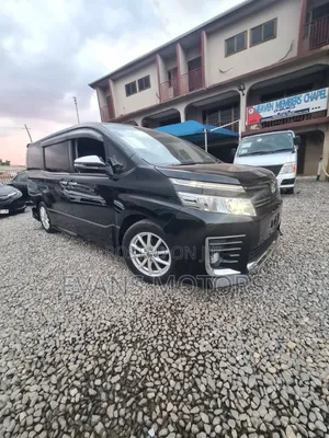 Toyota Voxy V 4WD 8-Seater 2016 White