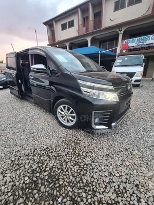 Toyota Voxy V 4WD 8-Seater 2016 White