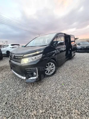Toyota Voxy V 4WD 8-Seater 2016 White