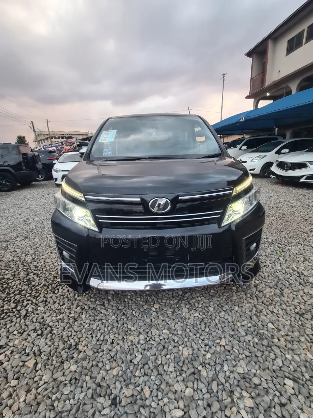 Toyota Voxy V 4WD 8-Seater 2016 White