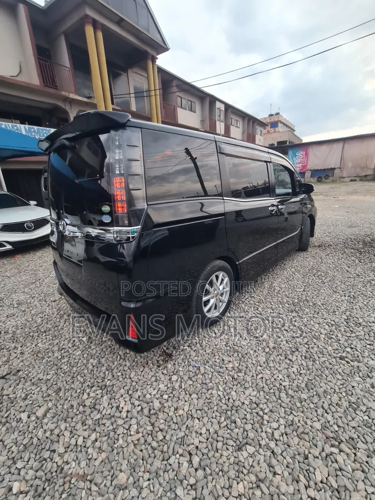 Toyota Voxy V 4WD 8-Seater 2016 White