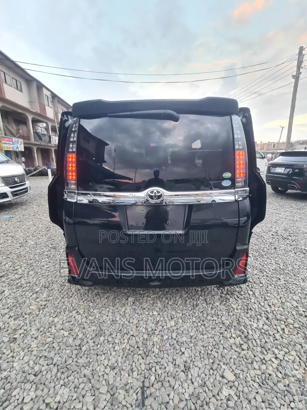 Toyota Voxy V 4WD 8-Seater 2016 White