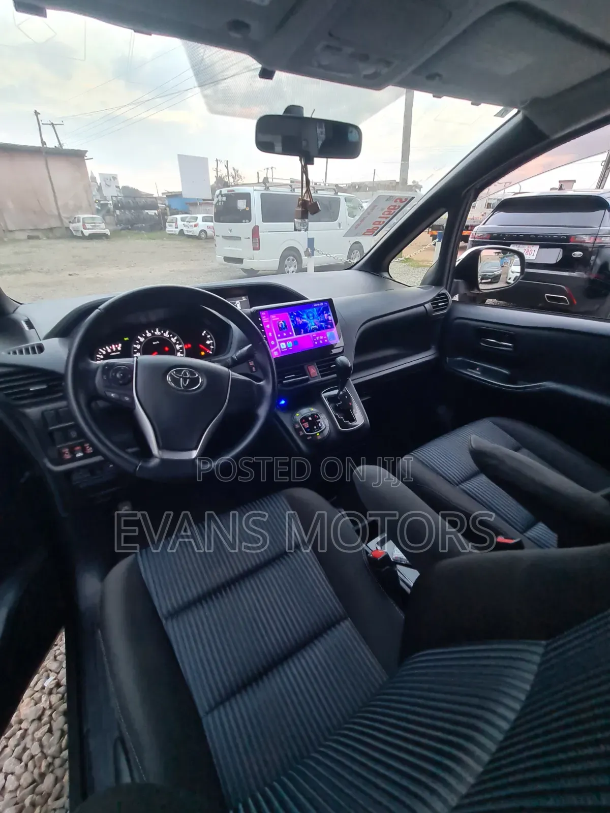 Toyota Voxy V 4WD 8-Seater 2016 White