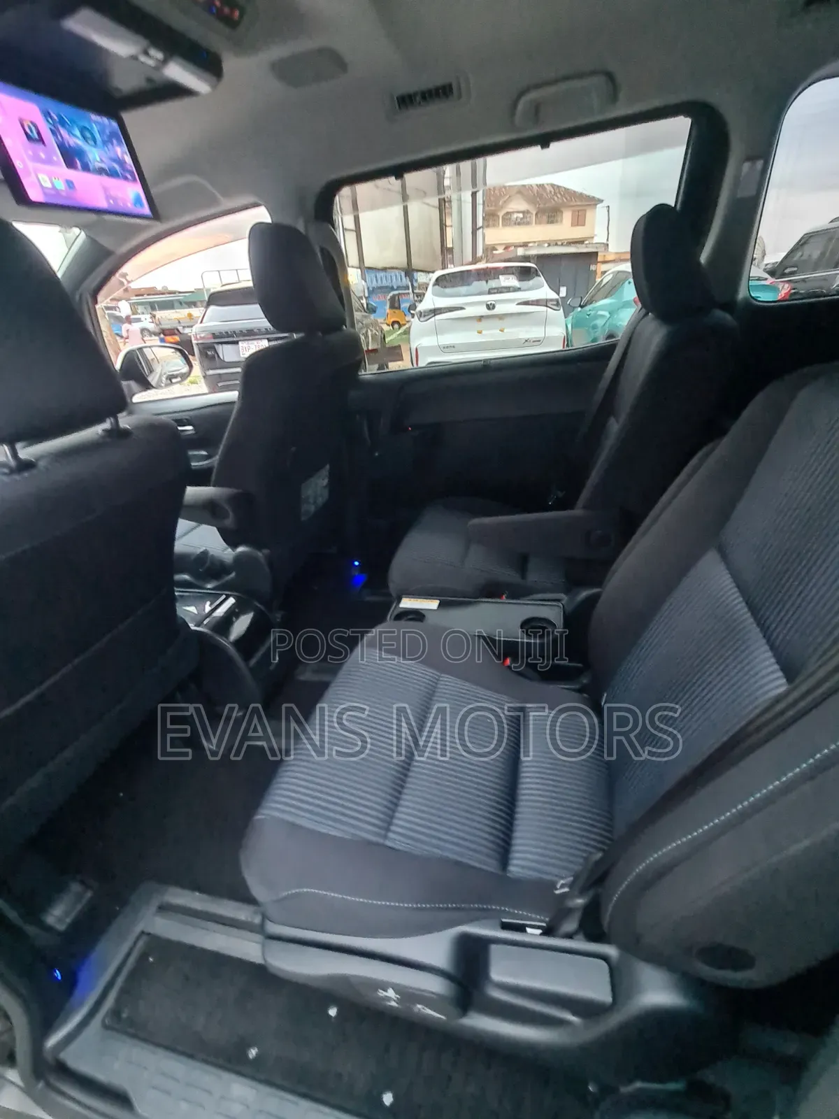 Toyota Voxy V 4WD 8-Seater 2016 White