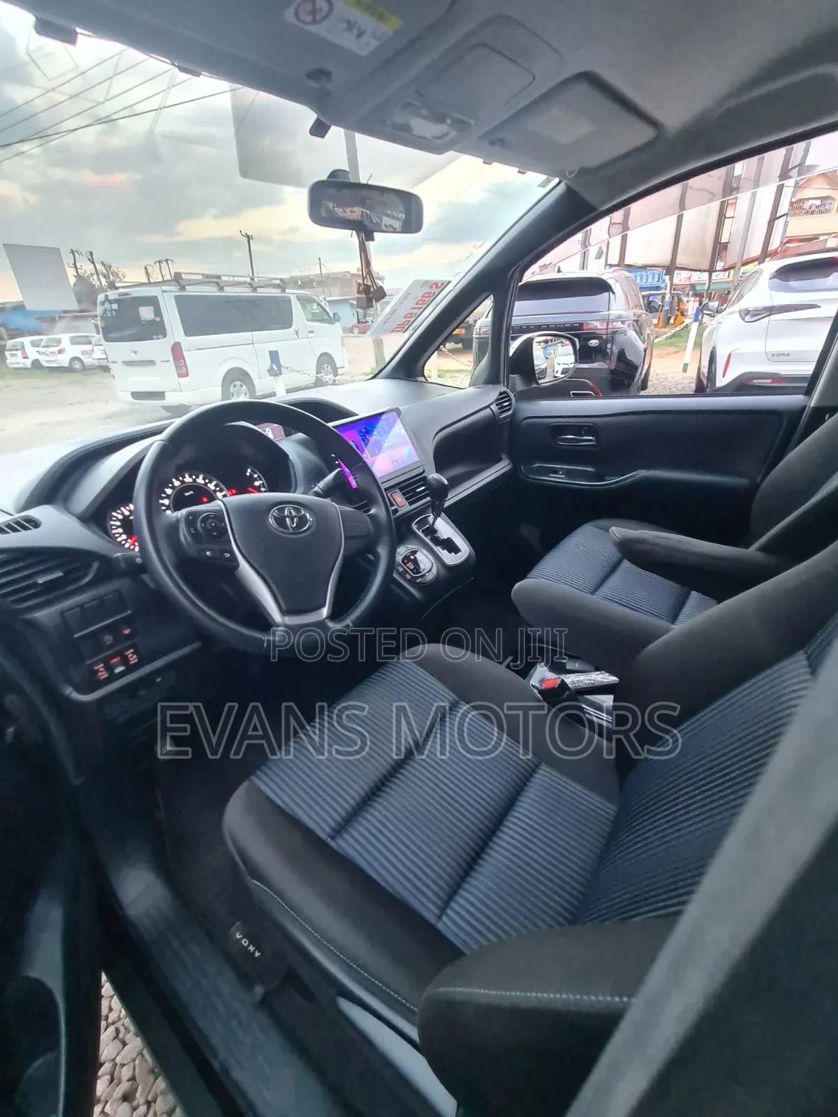 Toyota Voxy V 4WD 8-Seater 2016 White