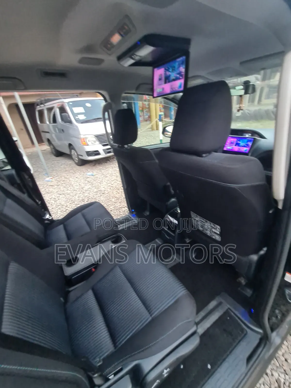 Toyota Voxy V 4WD 8-Seater 2016 White