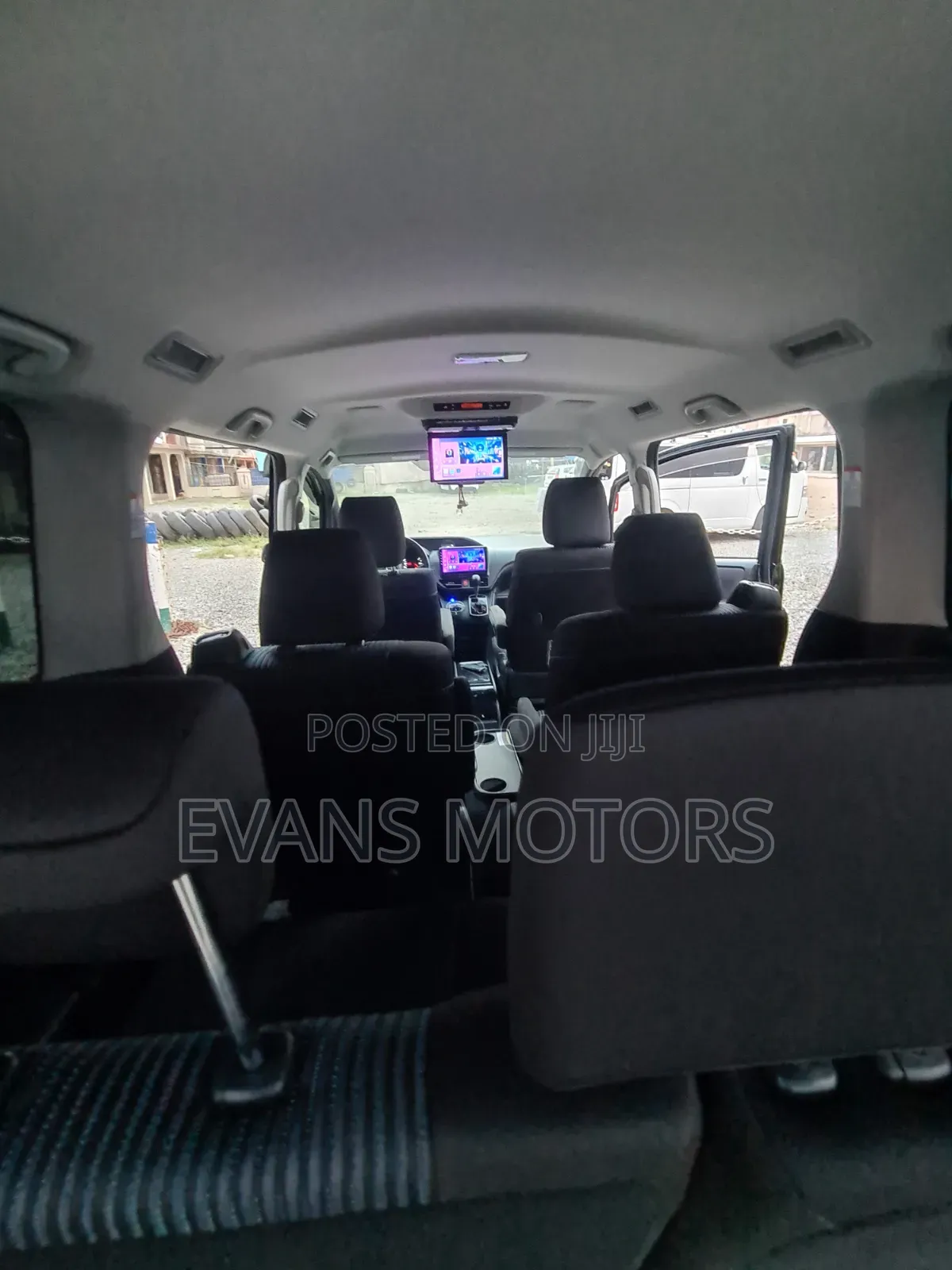 Toyota Voxy V 4WD 8-Seater 2016 White