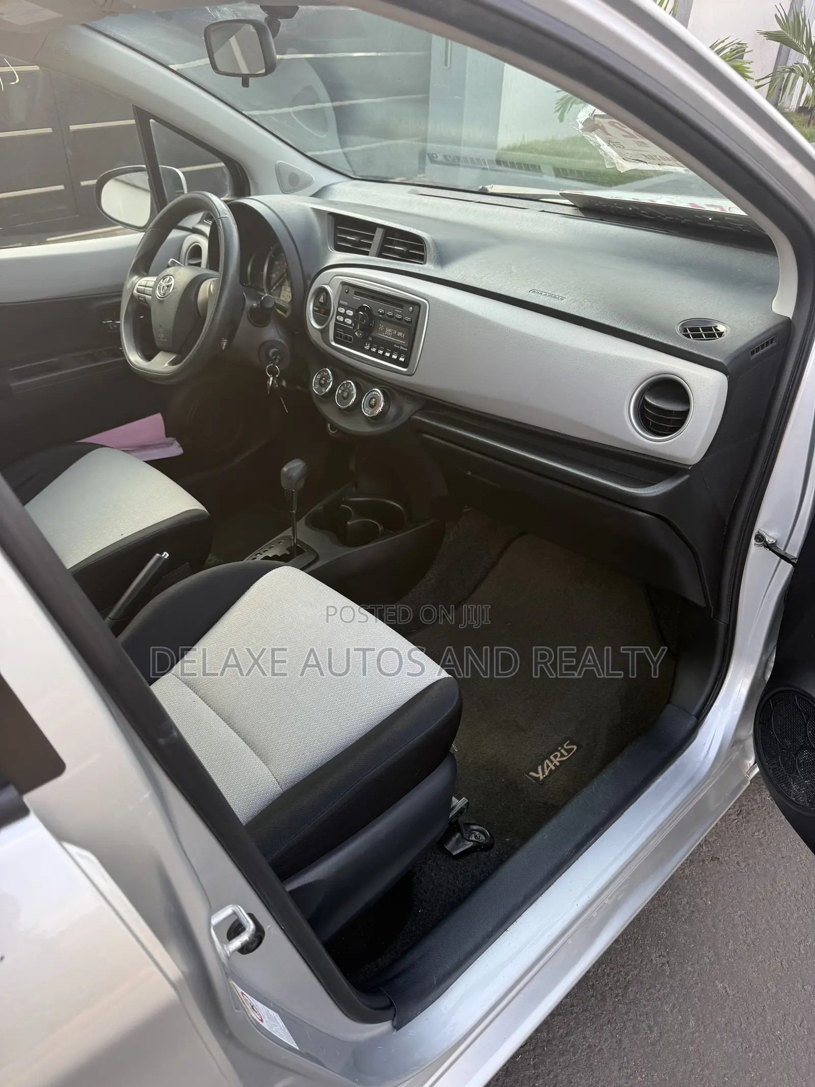 Toyota Yaris LE Hatchback 5dr 2013 Silver