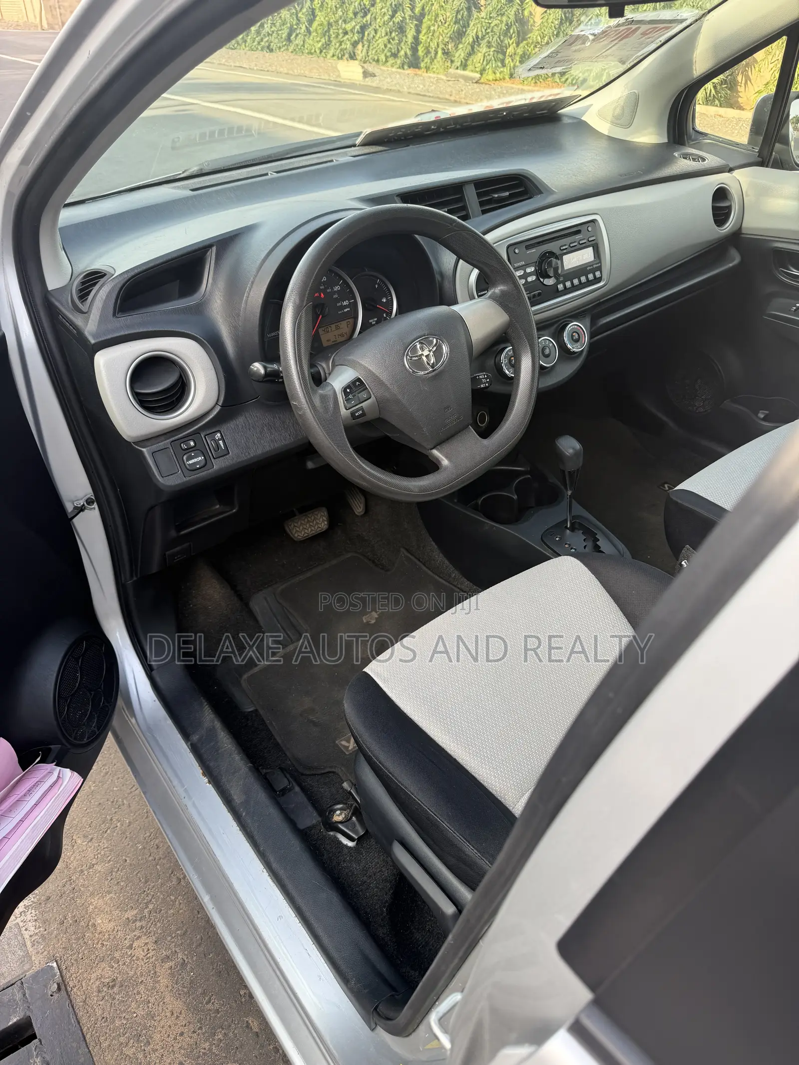 Toyota Yaris LE Hatchback 5dr 2013 Silver