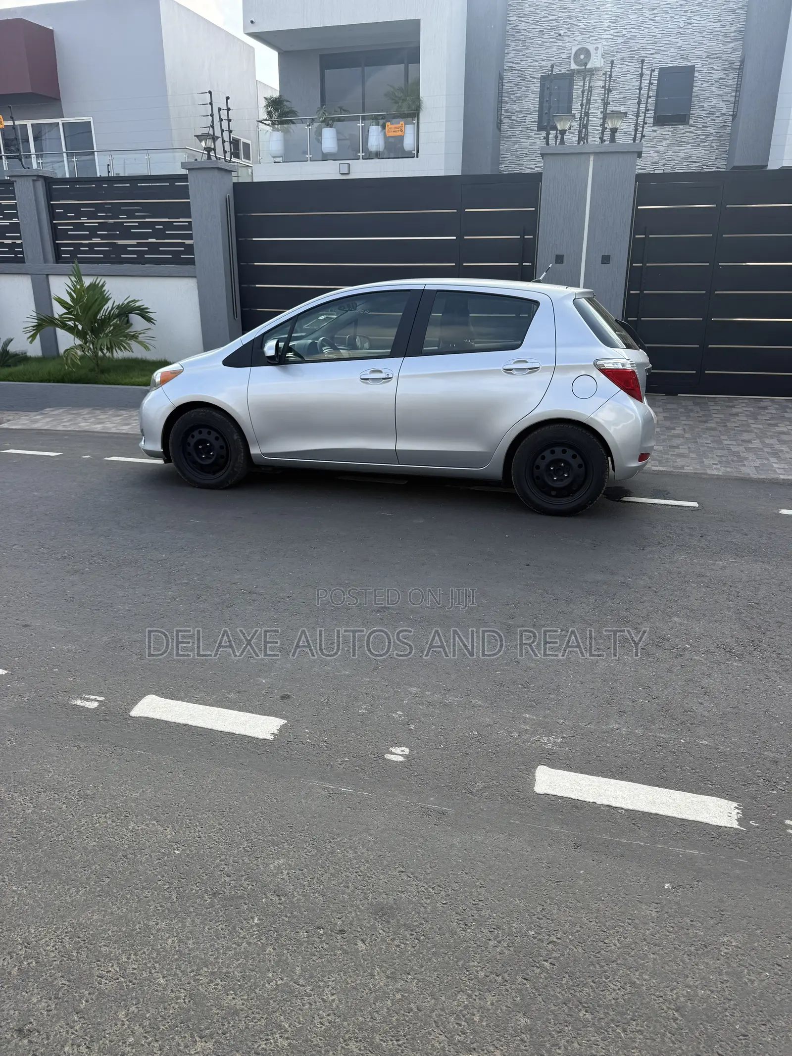 Toyota Yaris LE Hatchback 5dr 2013 Silver