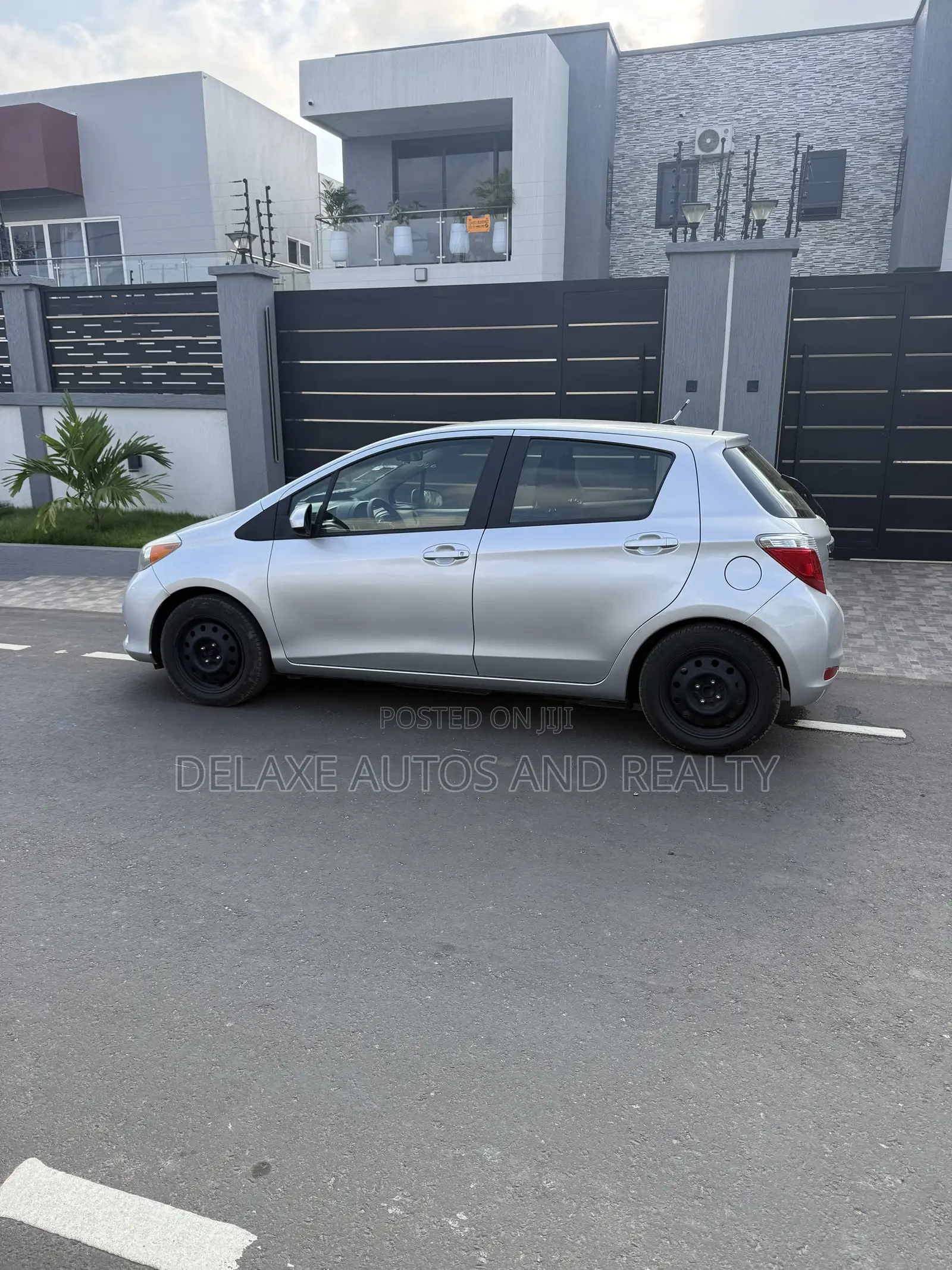 Toyota Yaris LE Hatchback 5dr 2013 Silver