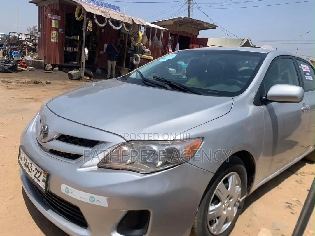 Toyota Corolla LE 4dr Sedan (1.8L 4cyl 4A) 2011 Silver