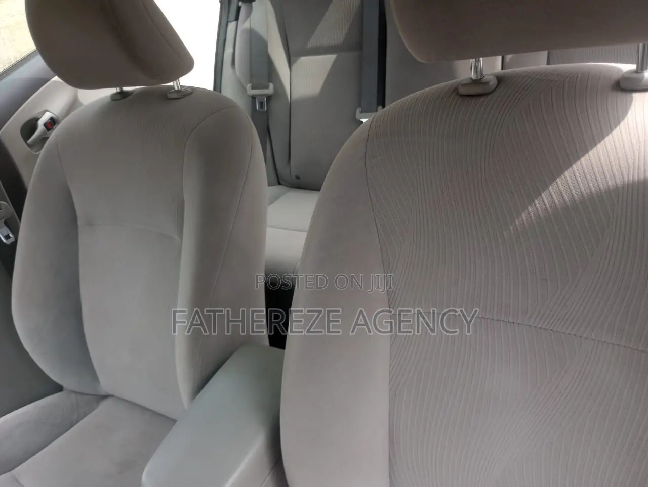Toyota Corolla LE 4dr Sedan (1.8L 4cyl 4A) 2011 Silver