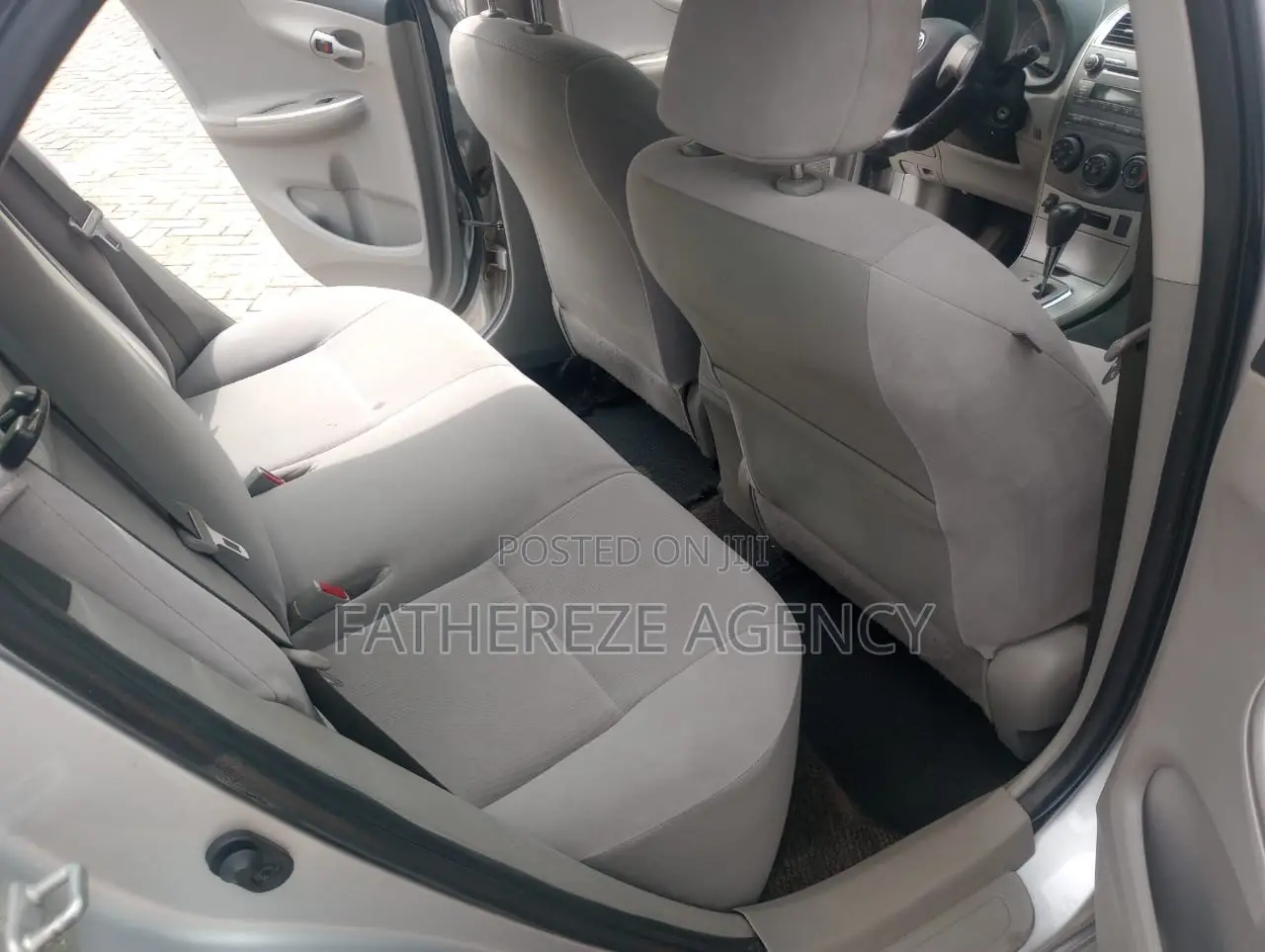 Toyota Corolla LE 4dr Sedan (1.8L 4cyl 4A) 2011 Silver