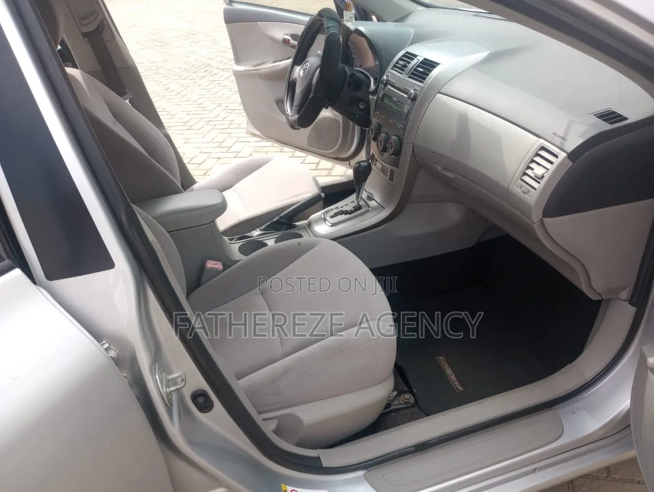 Toyota Corolla LE 4dr Sedan (1.8L 4cyl 4A) 2011 Silver