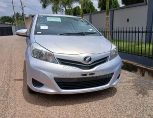 Toyota Vitz 2014 Silver