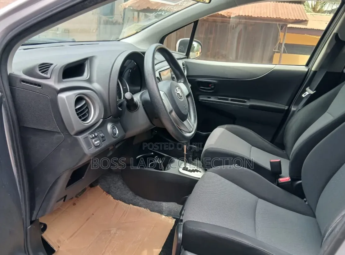 Toyota Vitz 2014 Silver