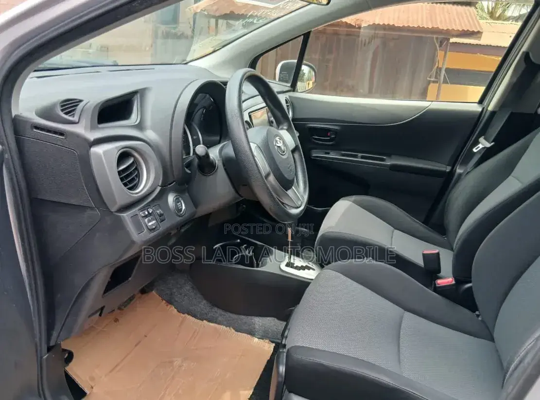 Toyota Vitz 2014 Silver
