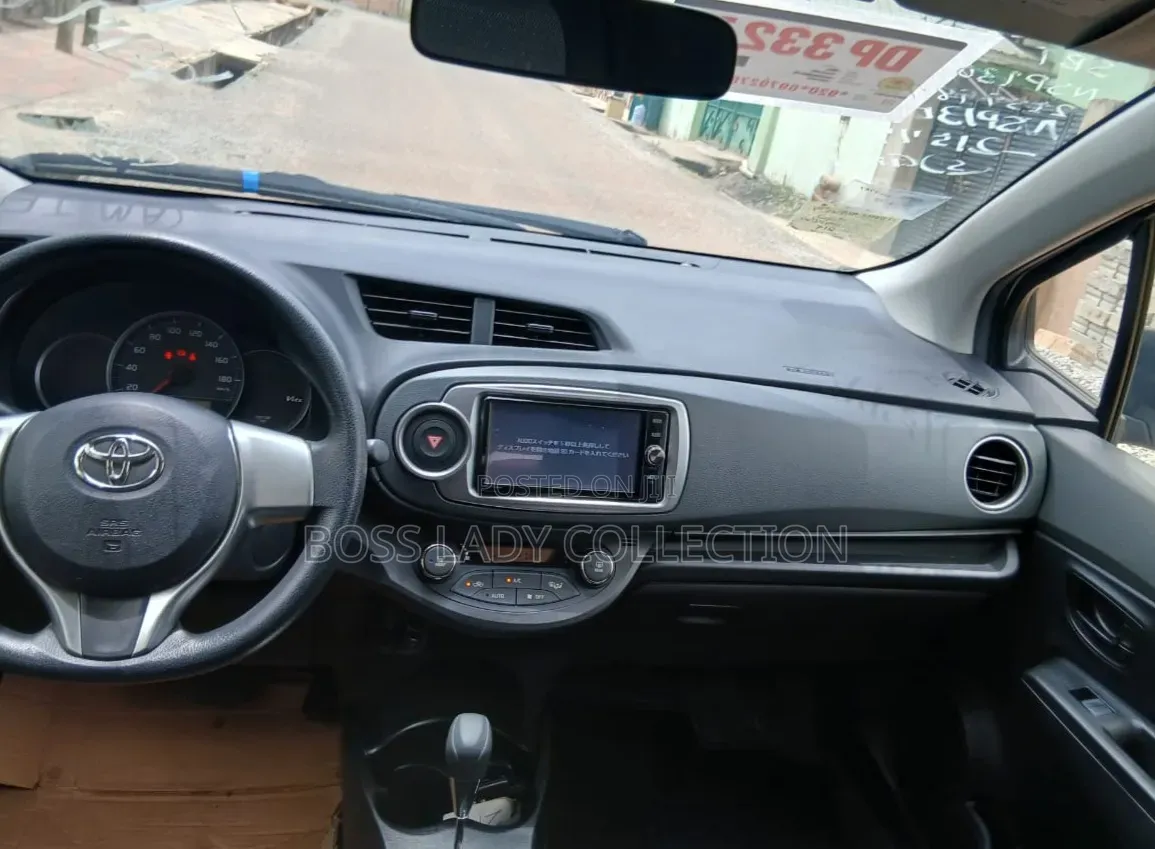 Toyota Vitz 2014 Silver