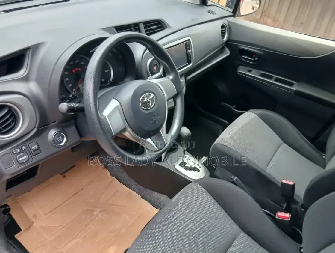 Toyota Vitz 2014 Silver