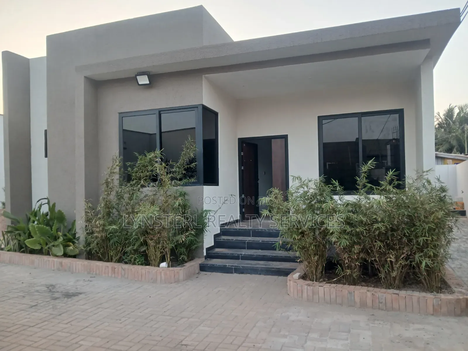3bdrm Townhouse/Terrace in Lynsterl, Frafraha for sale