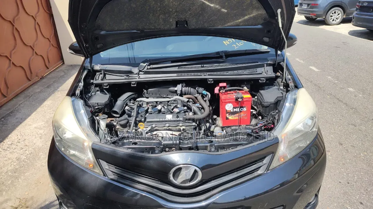 Toyota Vitz 1.3 FWD 5dr 2013 Black