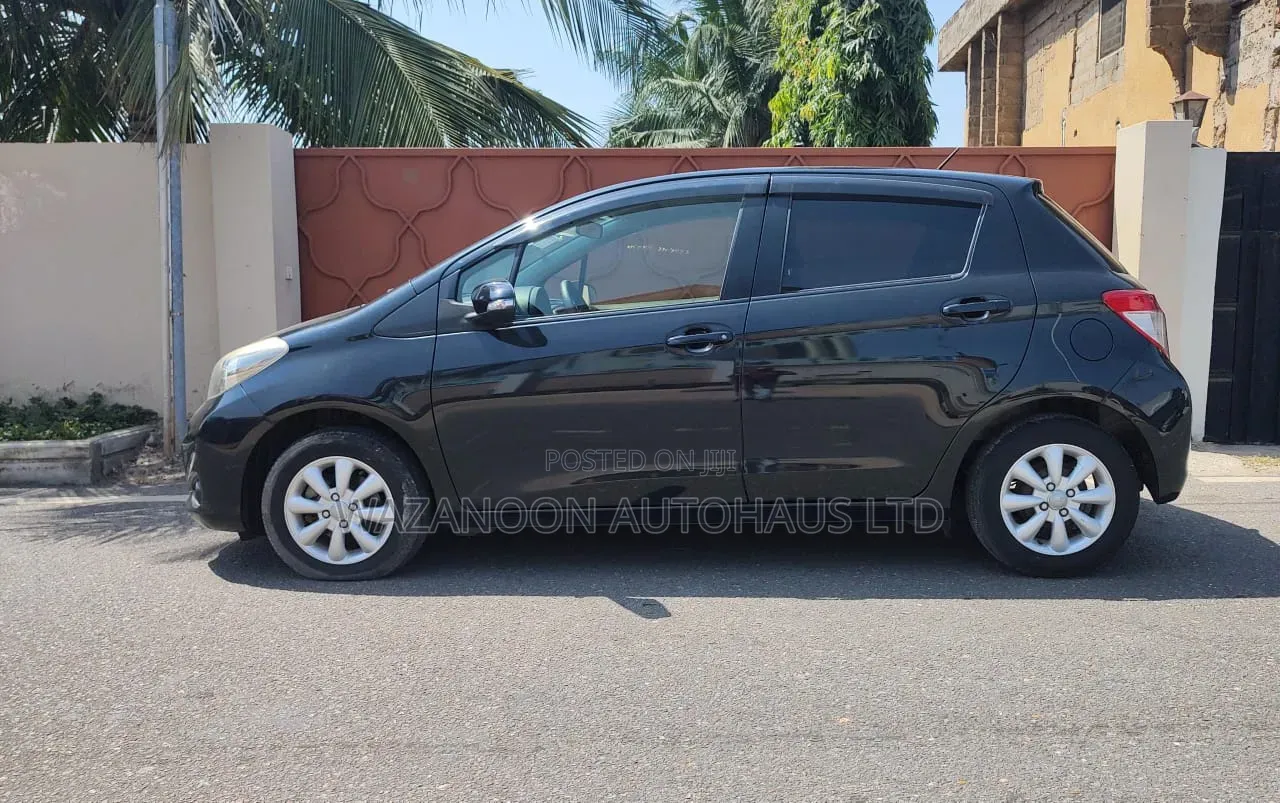 Toyota Vitz 1.3 FWD 5dr 2013 Black