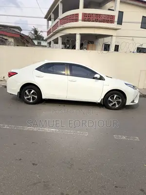 Toyota Corolla LE Eco (1.8L 4cyl 2A) 2018 White