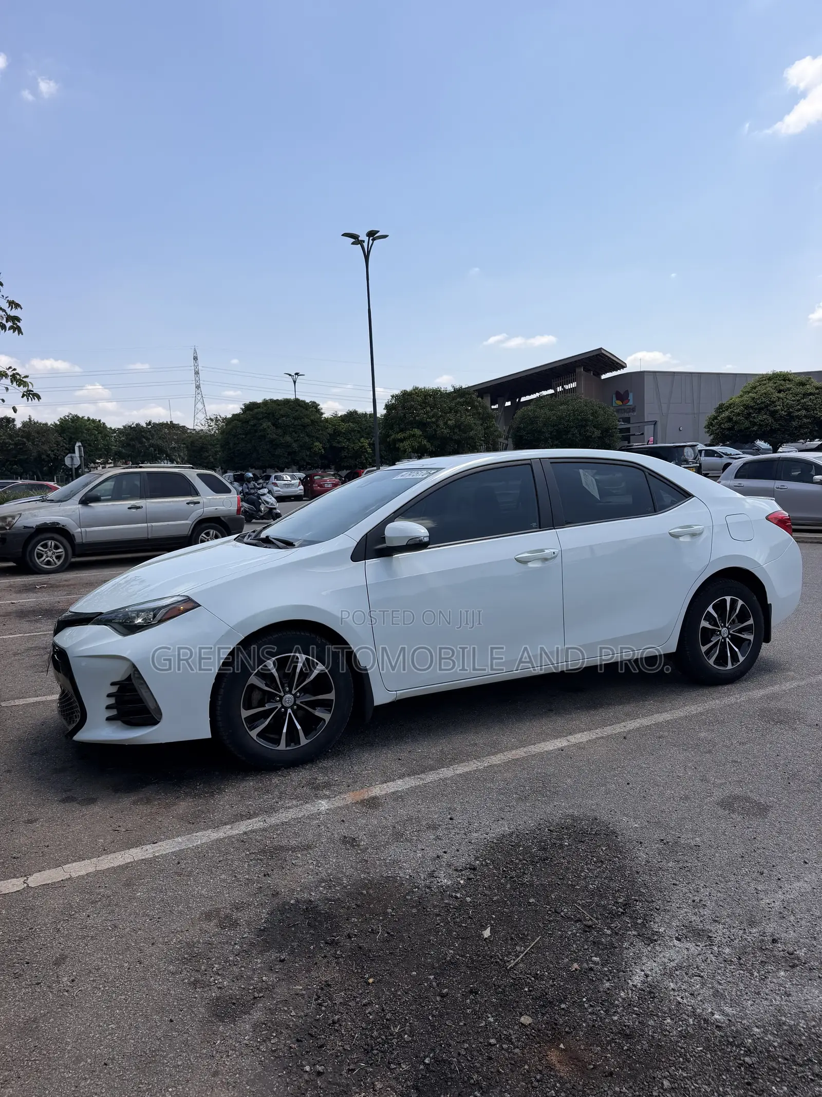 Toyota Corolla SE Special Edition 4dr Sedan (1.8L 4cyl CVT) 2017 White