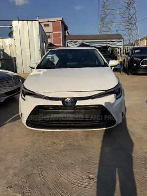 Toyota Corolla Hybrid LE 2025 White