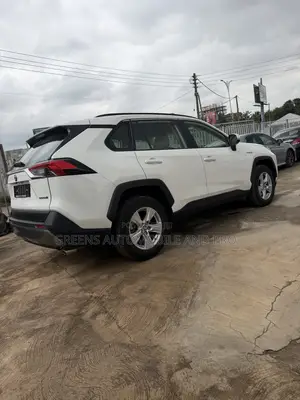 Toyota RAV4 LE AWD 2023 White