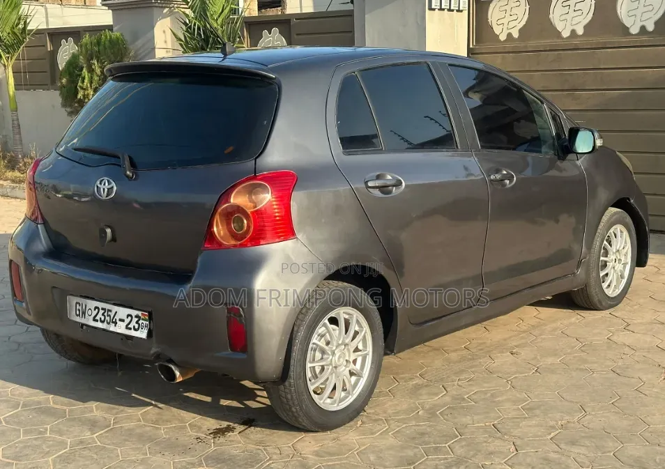 Toyota Vitz 2010 Gray