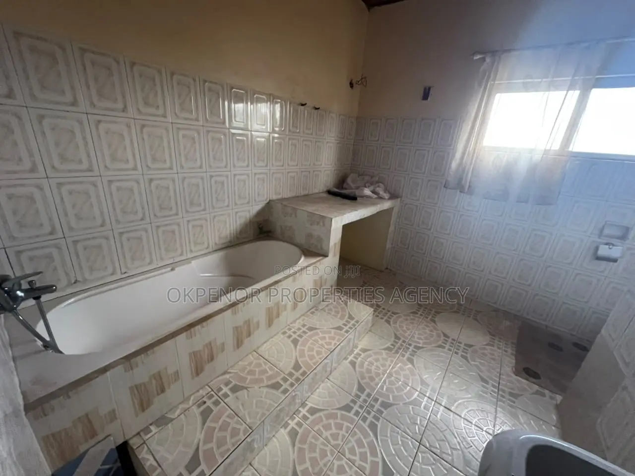 8bdrm House in Takoradi for sale