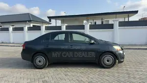 Toyota Yaris Base Sedan 4dr 2010 Gray