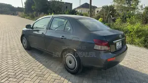 Toyota Yaris Base Sedan 4dr 2010 Gray