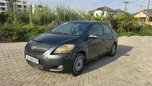 Toyota Yaris Base Sedan 4dr 2010 Gray