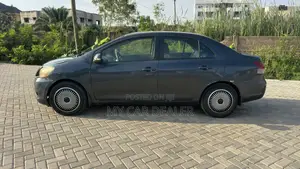 Toyota Yaris Base Sedan 4dr 2010 Gray