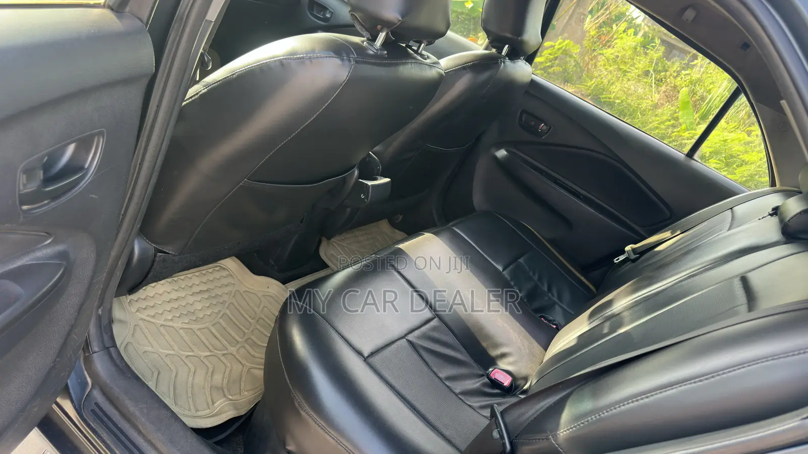 Toyota Yaris Base Sedan 4dr 2010 Gray