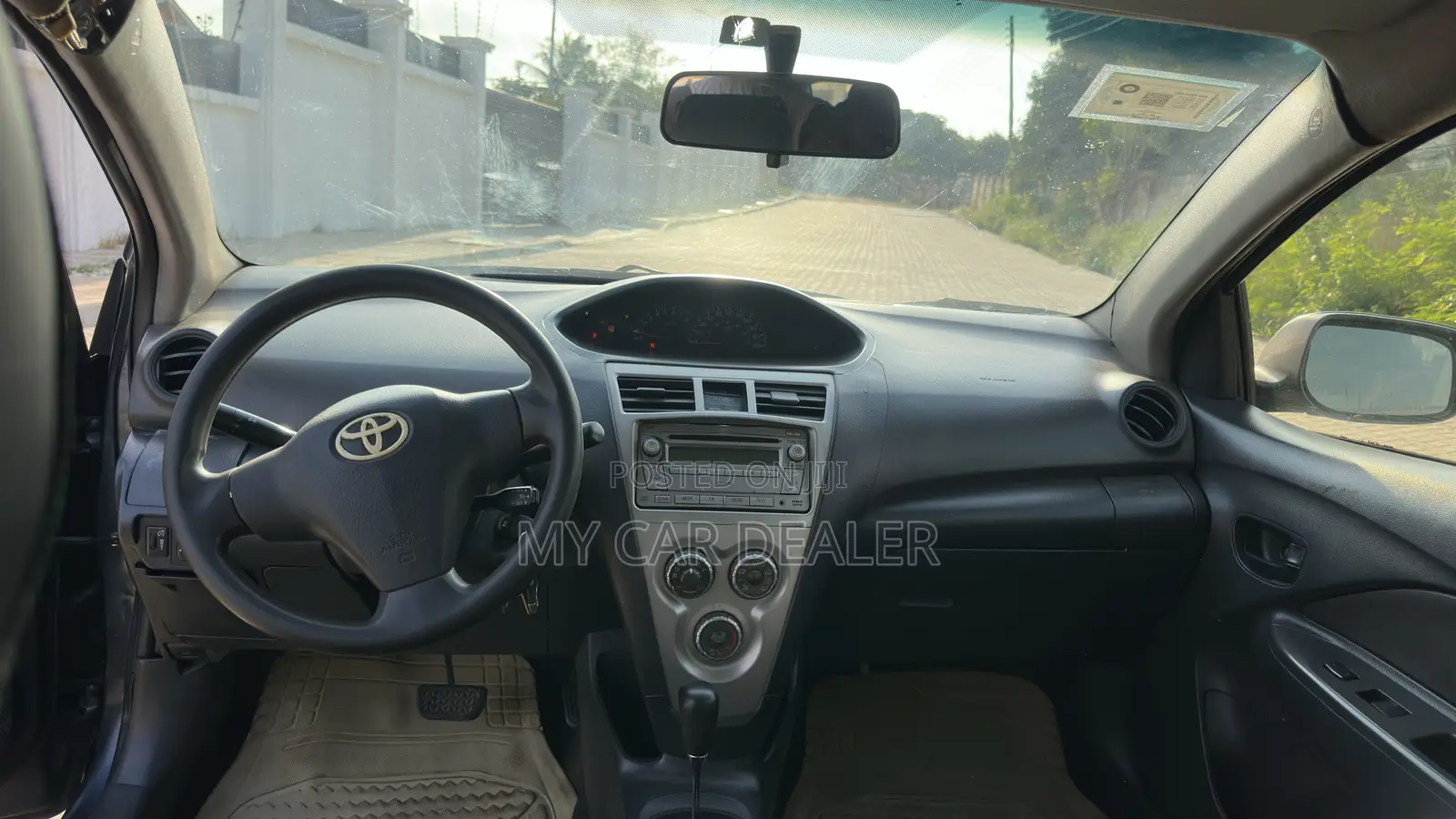 Toyota Yaris Base Sedan 4dr 2010 Gray