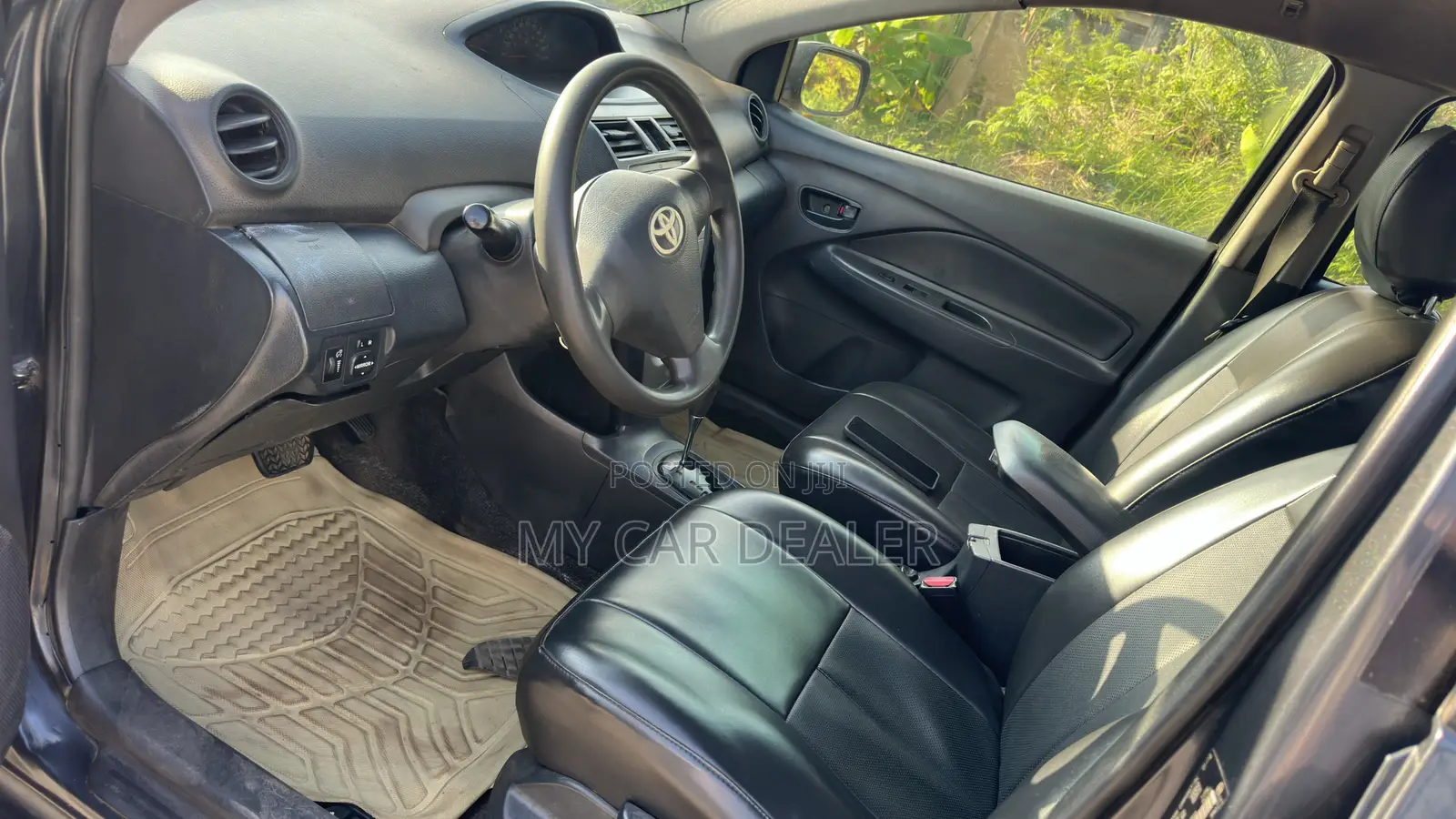 Toyota Yaris Base Sedan 4dr 2010 Gray