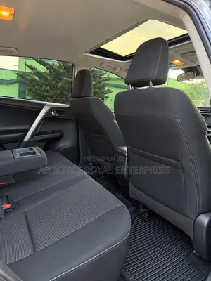 Toyota RAV4 XLE 4dr SUV (2.5L 4cyl 6A) 2018 Silver