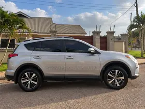 Toyota RAV4 XLE 4dr SUV (2.5L 4cyl 6A) 2018 Silver