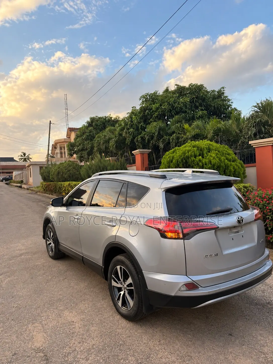 Toyota RAV4 XLE 4dr SUV (2.5L 4cyl 6A) 2018 Silver