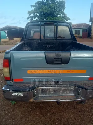 Nissan Frontier 2007 Beige