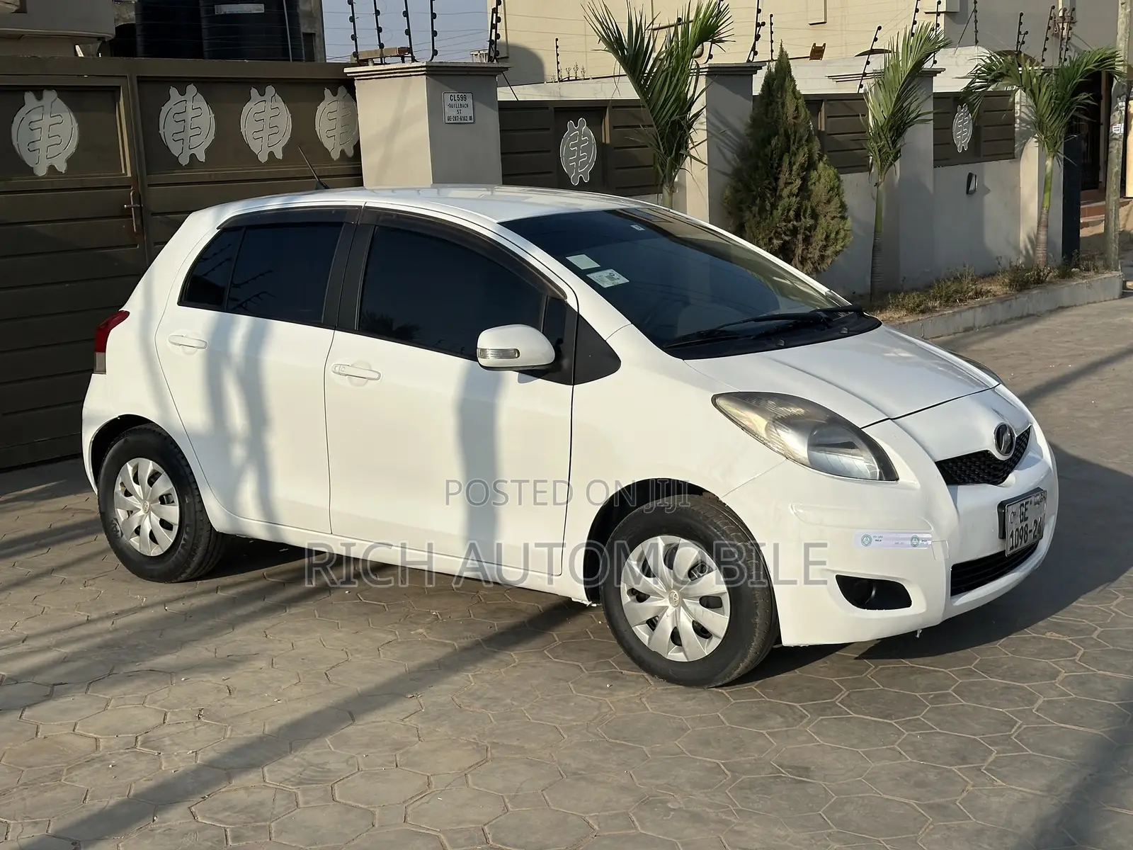 Toyota Vitz 1.3 FWD 5dr 2010 White