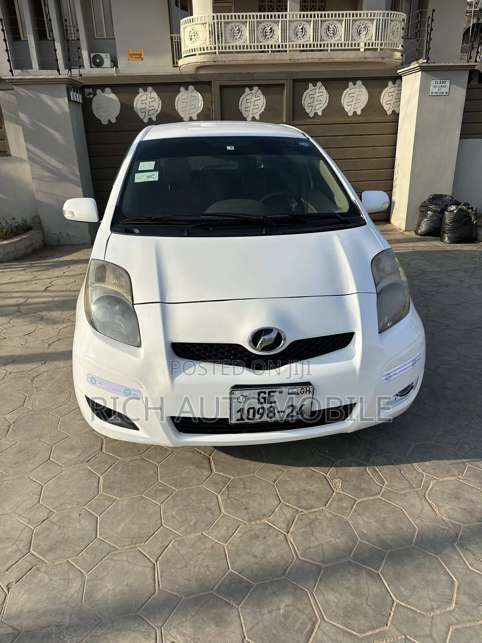 Toyota Vitz 1.3 FWD 5dr 2010 White