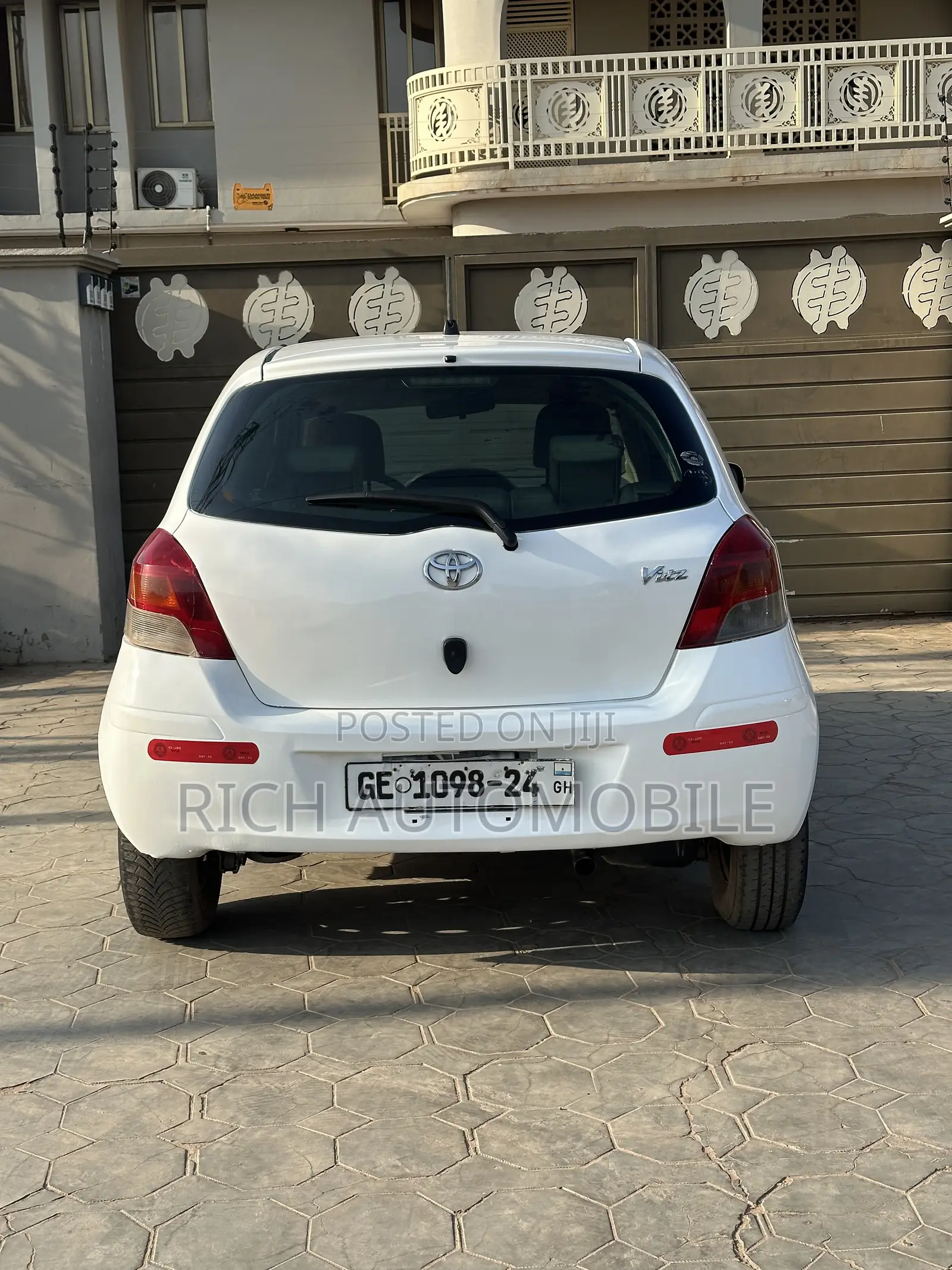 Toyota Vitz 1.3 FWD 5dr 2010 White