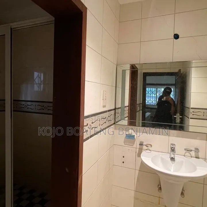 4bdrm House in Housing Down for rent