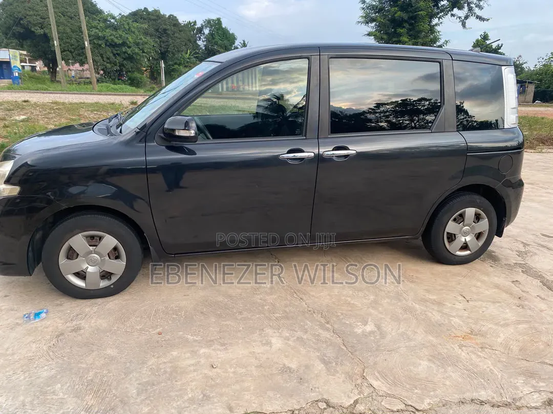 Toyota Sienta 1.5 AWD 2013 Black