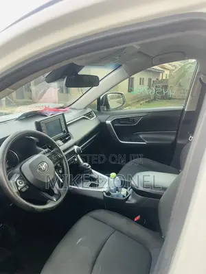 Toyota RAV4 LE AWD 2020 White
